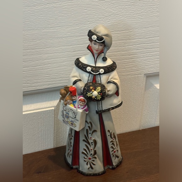 Avon Mrs Albee President’s Club Award Holiday figurine, collectors. - Picture 1 of 12